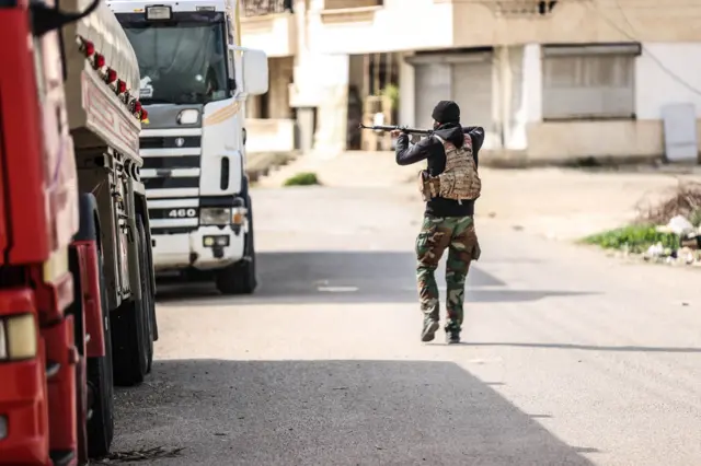 دعا رئيس المرحلة الانتقالية في سوريا، أحمد الشرع، من وصفهم بـ "فلول النظام السابق" إلى تسليم أنفسهم وأسلحتهم قبل "فوات الأوان"، مشيراً إلى أن هذه "الفلول" سعت لاختبار سوريا الجديدة "التي يجهلونها".