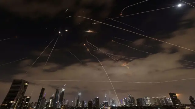 Mísseis lançados do Irã são interceptados, conforme visto de Tel Aviv, Israel, em 16 de junho de 2025.
