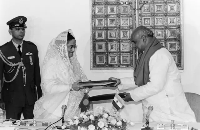 ১৯৯৬তে দিল্লিতে গঙ্গা চুক্তি স্বাক্ষরের সময় বাংলাদেশ ও ভারতের প্রধানমন্ত্রীরা