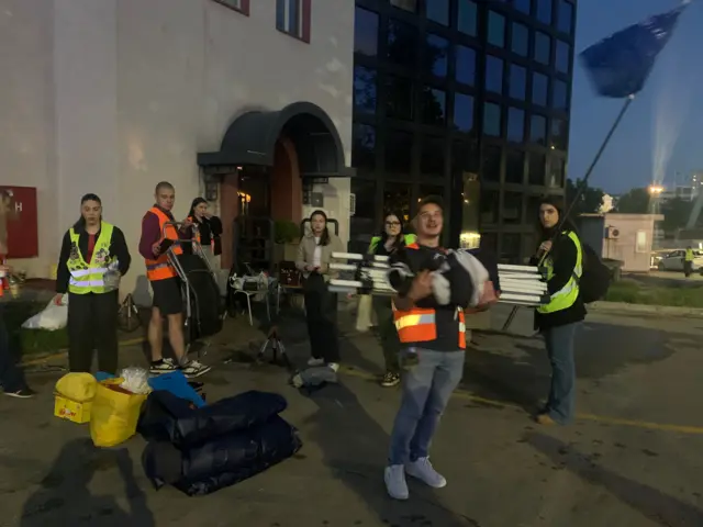 Студенти су склонили ограде са улаза у зграду РТС у Абердаревој улици