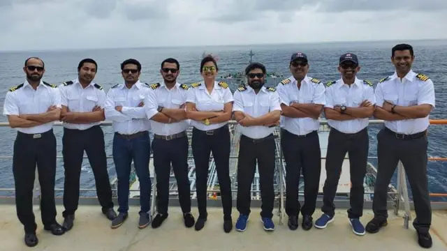 मर्चंट नेव्हीत काम करणाऱ्या कॅप्टन सुनेहा गाडपांडे आणि त्यांची टीम 