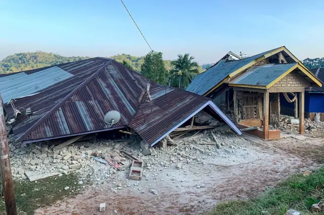 Rumah-rumah yang rusak terlihat pascagempa berkekuatan magnitudo 7,7 di Ruteng, Manggarai, Nusa Tenggara Timur, pada 15 Agustus 2026. Gempa kuat berkekuatan magnitudo 7,7 mengguncang wilayah lepas pantai Pulau Flores di Indonesia bagian timur pada dini hari tanggal 15 Agustus—menurut keterangan Survei Geologi AS (USGS) dan otoritas Indonesia—yang memicu peringatan tsunami dan menyebabkan ratusan warga mengungsi. (Foto oleh