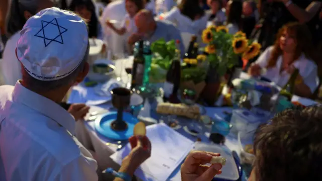 عائلات الرهائن الإسرائيليين المحتجزين في غزة أثناء عيد الفصح.