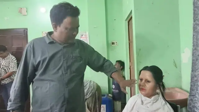 সিলিকনের মূর্তি গড়ার কাজে ব্যস্ত সুবিমল দাস।