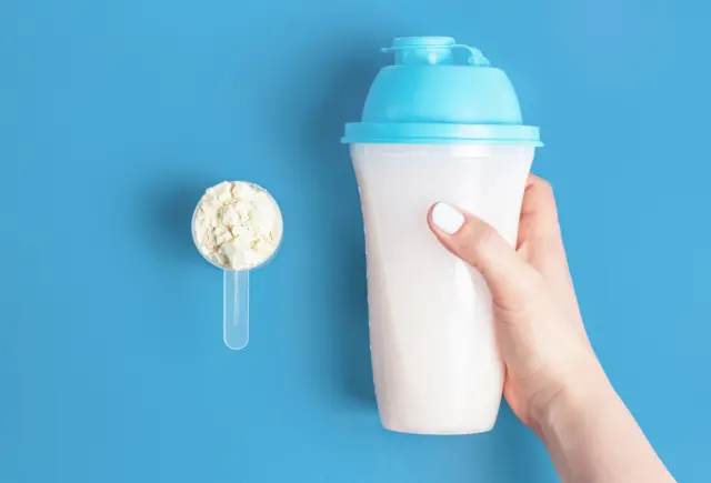 प्रोटिन पावडर खाणं आरोग्यासाठी चांगलं की वाईट?
