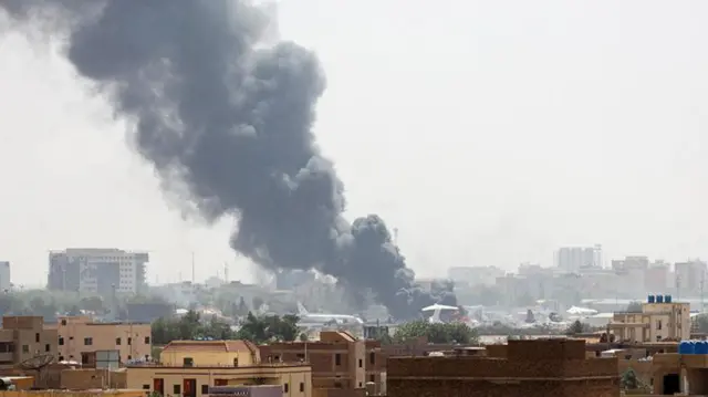 Ụgbọelu agha na-efegharị dịka ogbunigwe na-ada n'akụkụ ụfọdụ na Sudan