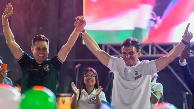 La fórmula presidencial Rodrigo Paz y Edmand Lara celebran sobre un escenario con los brazos arriba