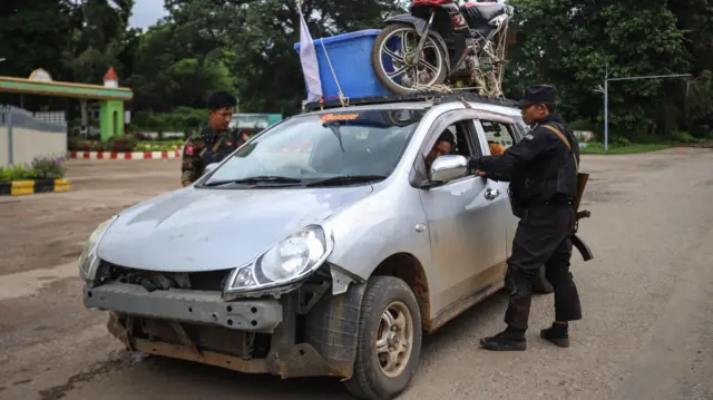 กองกำลังกลุ่มพันธมิตรภราดรภาพตรวจสอบเอกสารของผู้คนที่หลบหนีการสู้รบระหว่างปฏิบัติการ 1027