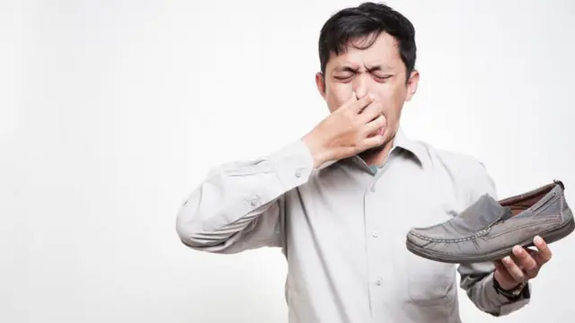 ልዕሊ ፍርቂ ካብቶም ኣብቲ መጽናዕቲ ዝተሳተፉ ተማሃሮ፡ ብጨና ናይ ገዛእ ርእሶም ወይ ናይ ካልኦት ሰባት ጫማ ሓፊሮም እዮም።