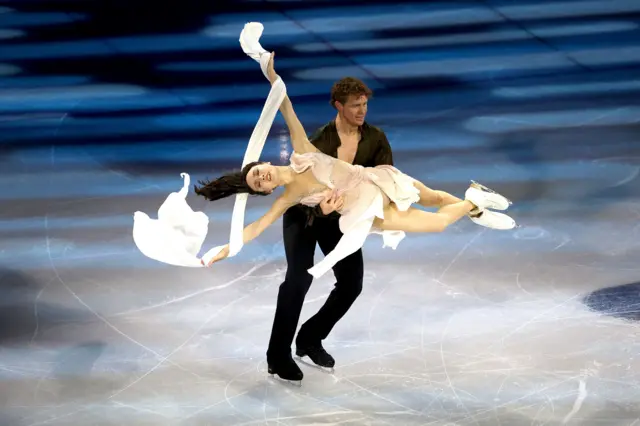Американские фигуристы Мэдисон Чок и Эван Бейтс танцуют на голубом льду арены в Милане