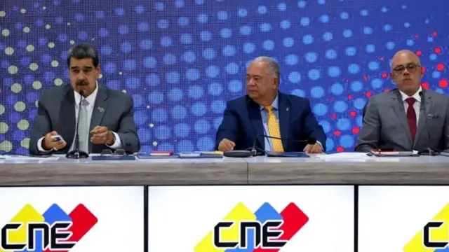 Maduro e Elvis Amoroso, seu antigo aliado político e agora presidente do CNE.