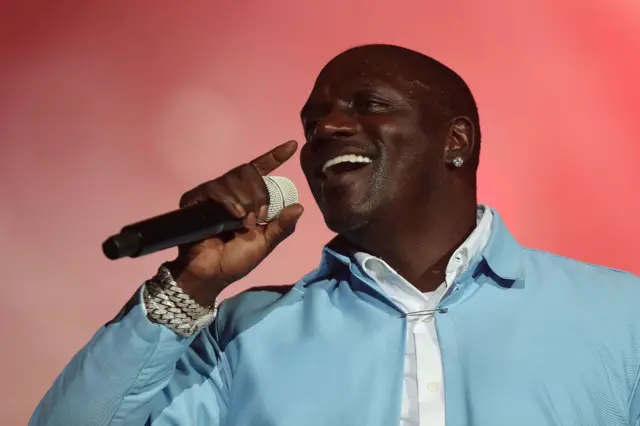 Akon tenant un micro