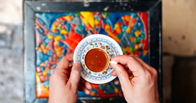 تعد قراءة الطالع بالقهوة من الطقوس التي تعود إلى قرون مضت، لكنها تطورت لتصل إلى الجمهور المعاصر.