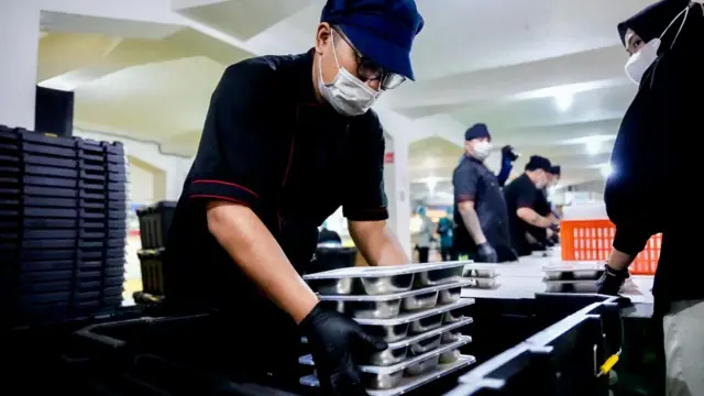 Relawan atau pekerja di dapur makan bergizi gratis di Lapas Sukamiskin sedang menyiapkan makanan dalam ompreng yang akan dibagikan kepada pelajar penerima manfaat. 