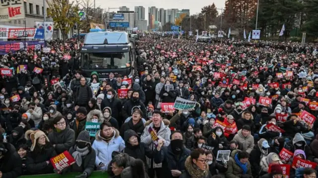 စစ်အုပ်ချုပ်ရေးကြေညာပြီးနောက် လူတွေ လမ်းပေါ်ထွက်ပြီး ကန့်ကွက်ဆန္ဒပြခဲ့ကြ
