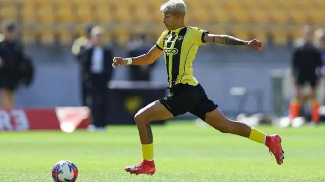 नेपालको महिला राष्ट्रिय फुटबल टोलीकी कप्तान सावित्रा भण्डारी 'साम्बा'