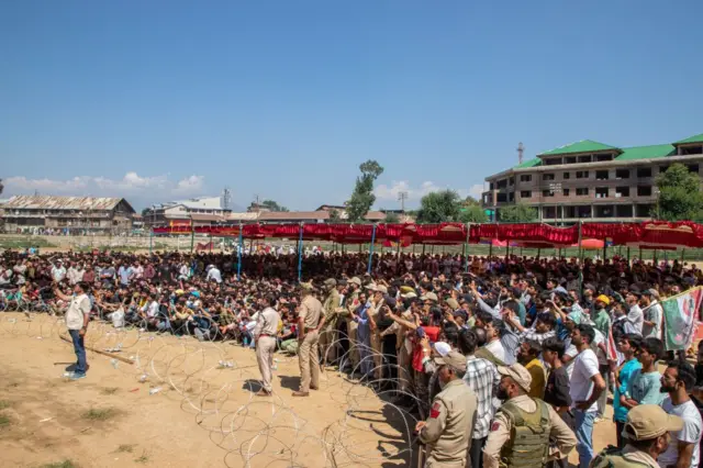 অনন্তনাগে ইঞ্জিনিয়ার রশিদের ভাষণ শুনতে জনসভায় তার অনুগামীদের ভিড়
