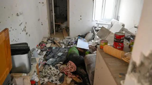 তছনছ হওয়া একটি বাড়ি।