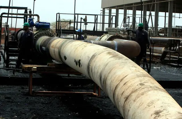 طاقم إصلاح سوداني يعمل في منشأة هجليج النفطية، بعد أن استأنف السودان ضخ النفط من الحقل النفطي المتضرر جراء الحرب في 2 مايو/أيار 2012، بعد 12 يومًا من مغادرة قوات جنوب السودان المحتلة للمنطقة