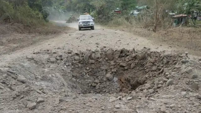 ချင်းပြည်နယ်နဲ့ အိန္ဒိယနိုင်ငံနယ်စပ်က ချင်းအမျိုးသားတပ်ဦးဌာနချုပ်ရှိရာနေရာကို လေကြောင်းတိုက်ခိုက်မှု အပြီး မြင်တွေ့ရတဲ့မြင်ကွင်း 