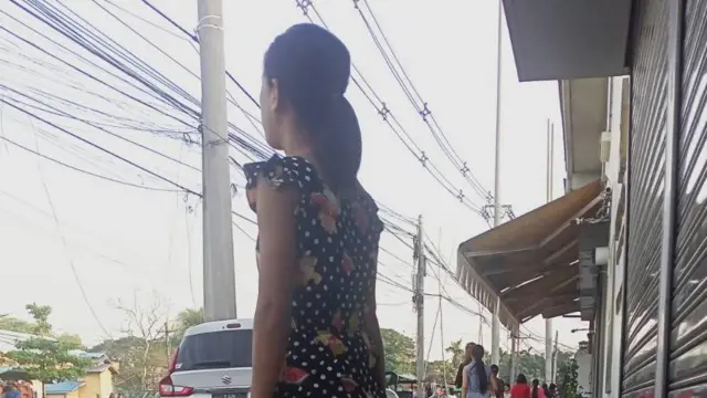 အလုပ်သွားမယ့် အထည်ချုပ်အလုပ်သမား မနှင်းလဲ့ဝေ