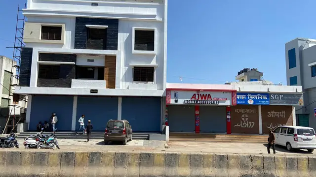 झालेल्या घटनेमुळे परिसरातील सर्व दुकानं बंद होती.