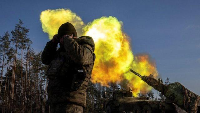 Українські військові стріляють із мобільної артилерійської системи Archer шведського виробництва