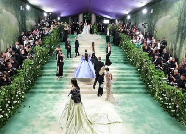 Met Gala'da yıldızlar göz alıcı elbiselerle bu merdivenlerden çıkmak zorundaydı