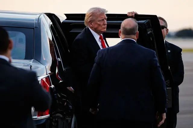 Trump aracından çıkarken