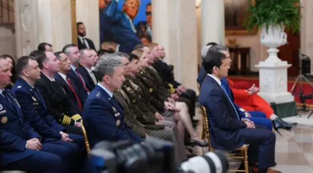 ਟਰੰਪ ਦੇ ਸੰਬੋਧਨ ਸਮੇਂ ਮੌਜੂਦ ਅਮਰੀਕੀ ਫੌਜ ਦੇ ਸੀਨੀਅਰ ਅਧਿਕਾਰੀ