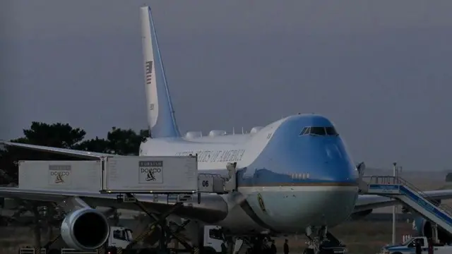 Біля Air Force One перед вильотом з аеропорту Есенбога в Анкарі стоїть фургон для доставки їжі, 8 липня 2026 року