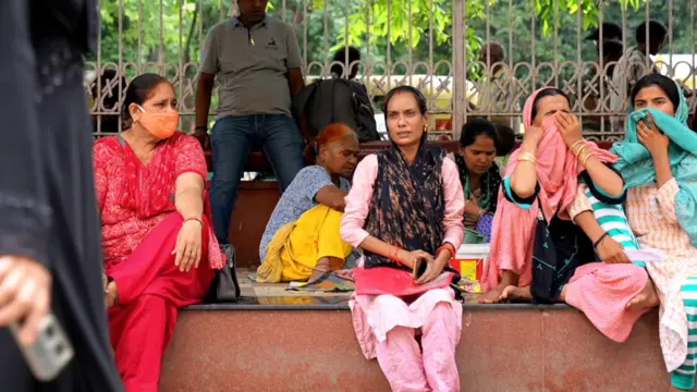 வலி, அவமானம், விரக்தி : இந்தியப் பெண்கள் மெனோபாஸ் ஏற்பட்டதை மறைப்பது ஏன்