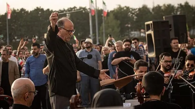 در روزهای نخست پس از آتش‌بس با اسرائیل، خبر «اجرای عمومی» ارکستر سمفونیک ملی در میدان آزادی با استقبال رسانه‌های ایران همراه شد. اما این کنسرت که با نمادهای ملی و تبلیغات فراوان اجرا شد، در حالی برگزار شد که جمعیت زیادی در کنسرت دیده نمی‌شد.