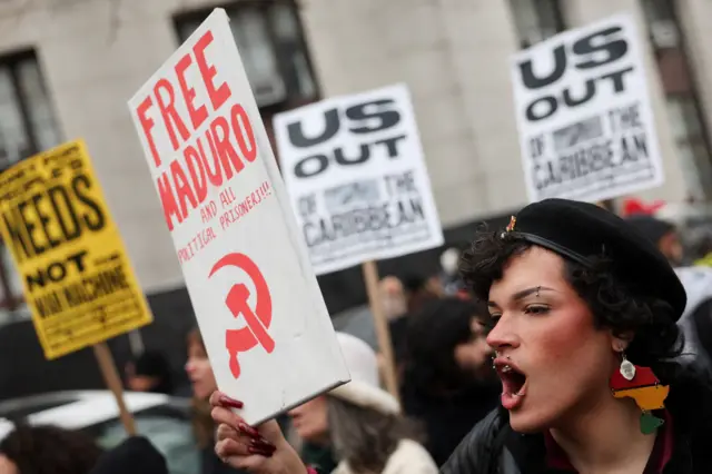 Demonstranti ispred suda u Njujorku