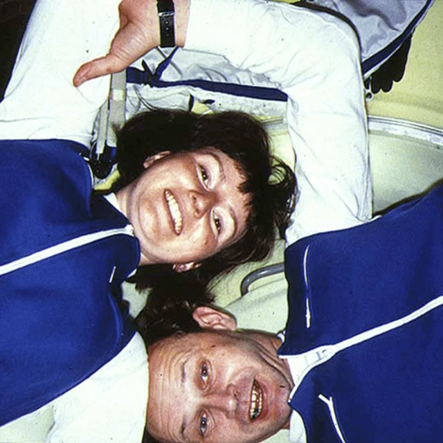 Helen Sharman ve meslektaşı uzay mekiğindeler