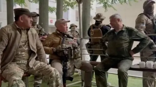 بريغوجين رفقة عدد من مقاتليه
