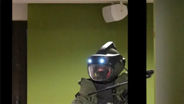 Pessoa com capacete e colete