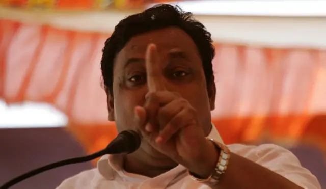 विनोद तावड़े ने 1980 में अखिल भारतीय विद्यार्थी परिषद (एबीवीपी) में काम करना शुरू किया