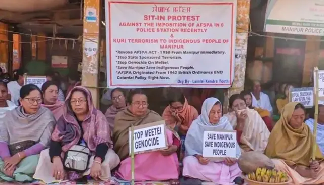 इंफाल में प्रदर्शन करतीं महिलाएं