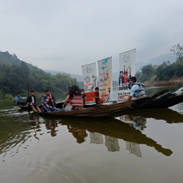 ডুবুরিদের নিয়ে ভোটকর্মীরা নৌকায় রওনা দিচ্ছেন কামসিং গ্রামের পথে। ফাইল ছবি