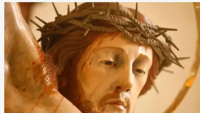 Jesu pẹlu ade ẹgun lori, wọn so apa rẹ soke lori agbelebuu