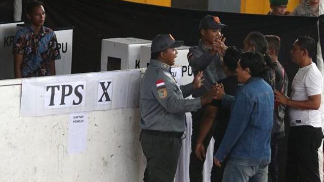 Petugas Satlinmas mengikuti simulasi pengamanan tempat pemungutan suara (TPS) Pemilu 2024 di GOR Jayabaya, Kota Kediri, Jawa Timur, Senin (5/2/2024).