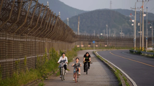 有些人认为，特朗普总统的一些政策可能在资讯战中无意中帮助了朝鲜