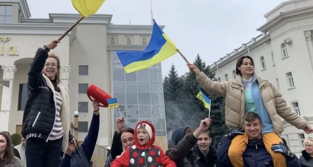 ukrayna bayrakları sallayan hersonlular 