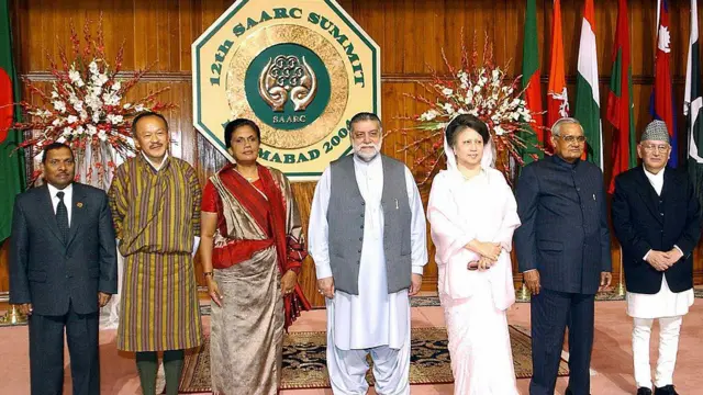 ২০০৪ সালের ছয়ই জানুয়ারী পাকিস্তানের ইসলামাবাদে ১২তম সার্ক শীর্ষ সম্মেলনের সমাপনী অনুষ্ঠানে দক্ষিণ এশীয় আঞ্চলিক সহযোগিতা সংস্থার (সার্ক) রাষ্ট্র ও সরকার প্রধানদের সাথে খালেদা জিয়া।