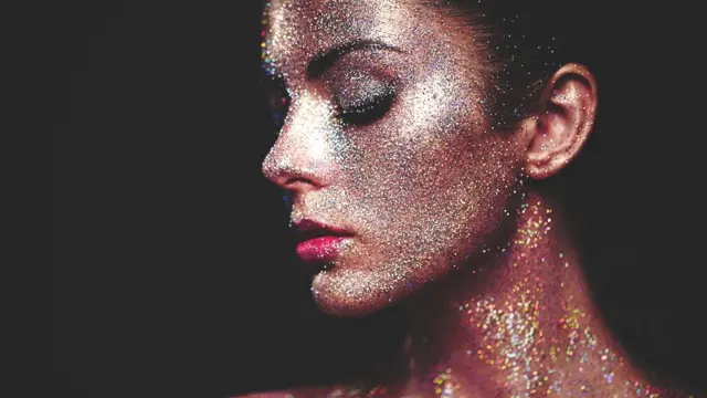 Mujer cubierta con purpurina