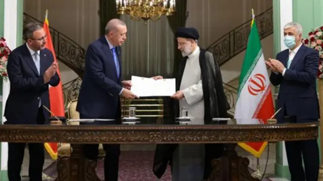 Bwana Khamenei alimwambia rais wa Uturuki kwamba "hakika tutashirikiana nawe katika vita dhidi ya ugaidi"