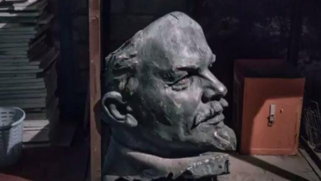许多被砍下来的列宁头像被丢弃在仓库里。