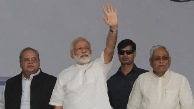 নরেন্দ্র মোদীর পাশে সত্যপাল মালিক (বাঁয়ে)। তখন তিনি বিহারের গভর্নর