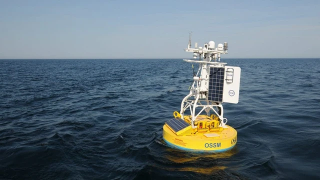 ทุ่นสำหรับตรวจวัดค่าความเค็มของน้ำทะเล